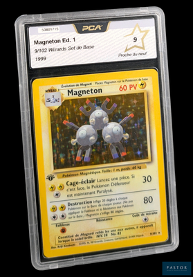 gros plan d'une carte pokemon sur fond noir