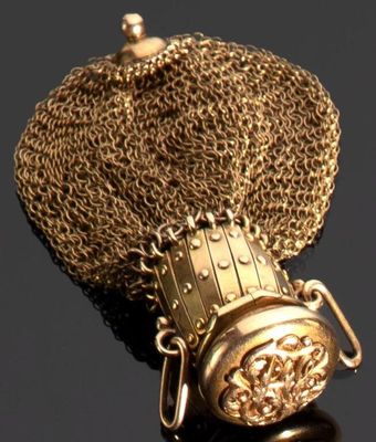 un gros plan d'un cadenas doré entouré d'une chaîne, posé sur une surface noire