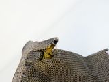 un sac en cotte de mailles métallique, entouré d'une chaîne métallique