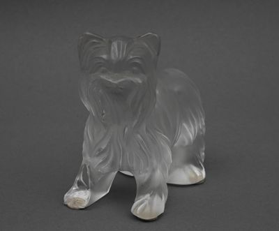 figurine en verre transparent représentant un chien sur fond noir