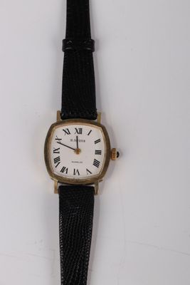 une image d'une montre-bracelet avec des chiffres romains