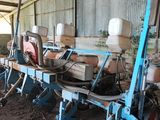 une machine qui se trouve à l'intérieur d'un bâtiment