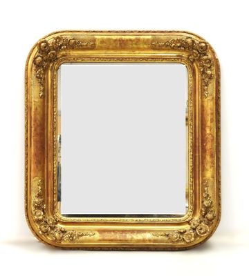 un miroir ancien dans un cadre doré, avec un fond blanc