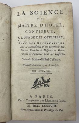un livre ouvert avec une écriture dessus, posé sur une table