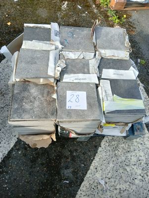 une pile de livres posée sur une table