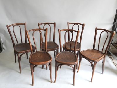 six chaises placées l'une à côté de l'autre