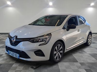 une voiture blanche est garée dans une pièce au sol à carreaux