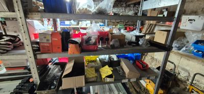une étagère remplie d'objets divers dans une pièce