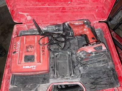 une boîte à outils rouge avec des outils sur le sol