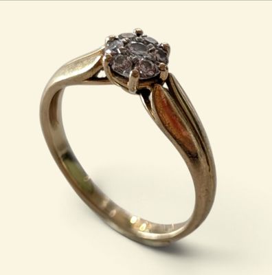 une image d'une bague en diamant sur fond blanc