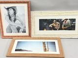 trois photos encadrées représentant une femme portant un chapeau de cow-boy et un homme portant un chapeau de cow-boy