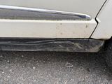 un gros plan sur la poignée de porte d'une voiture garée sur le bord de la route