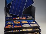 un écrin bleu contenant de nombreux bijoux de toutes sortes