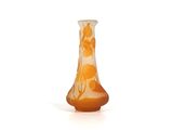 un vase en verre orné d'un motif floral
