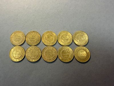 un tas de pièces d'or posé sur une table