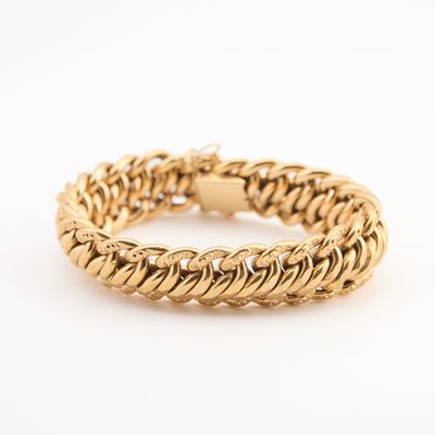 un bracelet en or au motif tressé