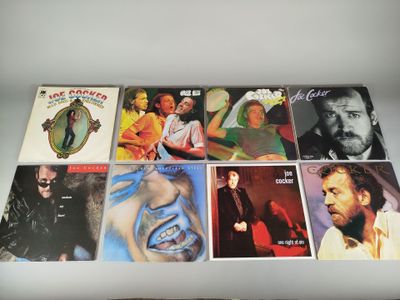 diverses pochettes d'albums posées sur une surface blanche