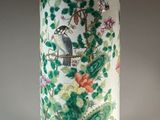 une image représentant un grand vase orné d'un oiseau et de fleurs