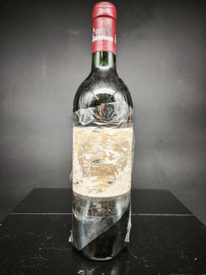 une bouteille de vin posée sur une table