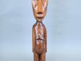 figurine en bois sculptée représentant un homme coiffé d'un chapeau