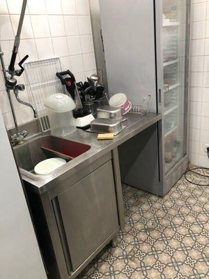 une petite cuisine équipée d'un réfrigérateur et d'un évier