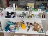une table sur laquelle sont disposés de nombreux articles dans un magasin