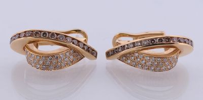 paire de boucles d'oreilles en or jaune 18 carats, serties de diamants bruns et blancs