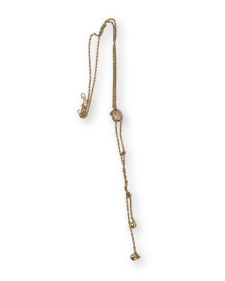 un collier en or dont la chaîne est ornée d'une fleur