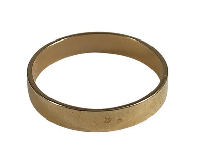 gros plan d'une bague en or sur fond blanc