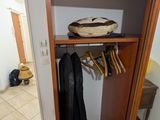 un porte-manteau dans un coin d'une petite pièce