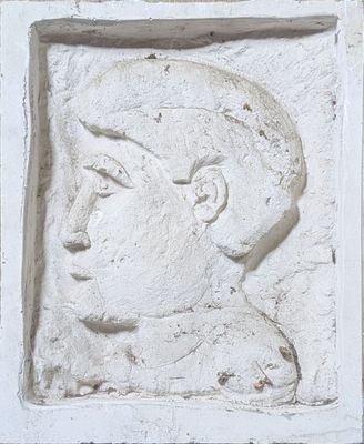 relief en plâtre représentant la tête d'un homme, dans un cadre carré