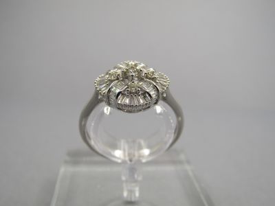 un gros plan d'une bague en diamant posée sur un socle transparent