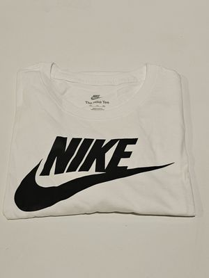 une chemise blanche avec un logo Nike noir dessus
