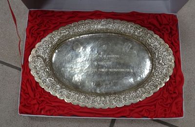 Plat ovale en métal argenté martelé et repoussé d'animaux.