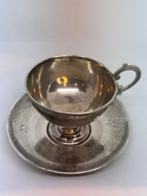 219. Tasse et sous-tasse en argent gravé, Moscou, 1885.