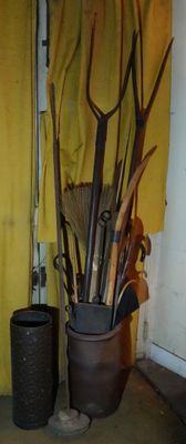 LOT de cannes, fourches, parapluies. - Photo 1