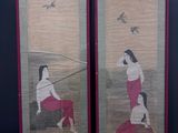 paire de peintures asiatiques représentant des femmes assises sur la plage, avec des oiseaux dans le ciel