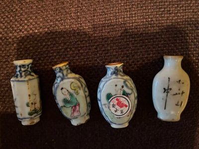 trois petits vases sont alignés sur une surface marron