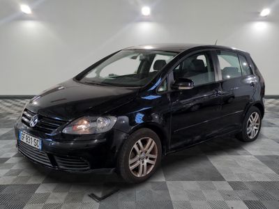 la volkswagen golf noire est garée sur un carrelage à carreaux