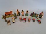 de nombreuses figurines de personnes assises sur une table