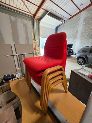 une chaise rouge qui se trouve dans un garage