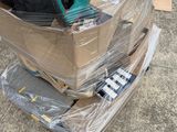 une pile de boîtes posées sur le sol