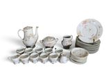 de nombreux types de plats et de tasses sur la table