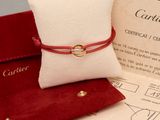 un sac rouge orné d'un anneau doré, un sac rouge orné d'un anneau doré et un sac rouge orné d'un anneau doré