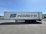 un camion semi-remorque garé dans un parking