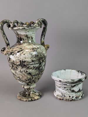 deux vases posés l'un à côté de l'autre sur une table