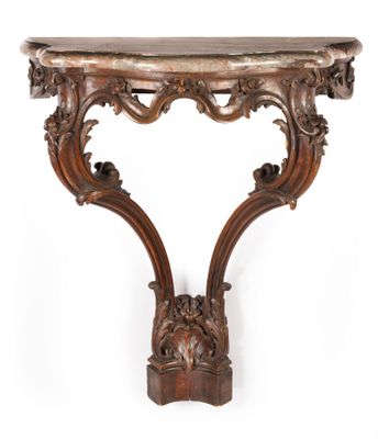 une console richement sculptée avec un plateau en marbre