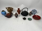 beaucoup de petits objets posés sur la table