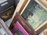 beaucoup de photos encadrées dans une boîte posée sur une table