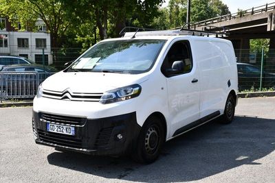 une camionnette blanche garée dans un parking